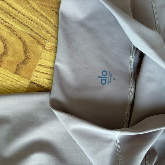 Luxe ALO Yoga bras and leggings bundle - Picture 11 of 11